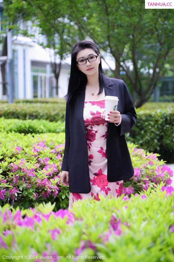   [XiuRen]高清写真图 2024.04.29 No.8468 雅茹老师 长裙美臀第3张图片